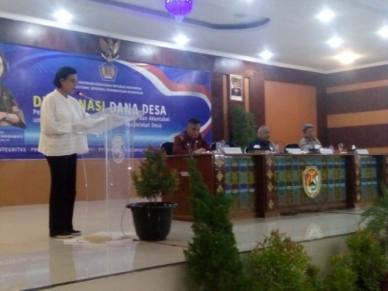 Menteri Keuangan Sri Mulyani Indarwati berbicara di depan 479 pejabat desa di Gedung SCC Maumere, Jumat (25/1)