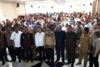 Menteri Keuangan RI Sri Mulyani Indarwati pose bersama sejumlah bupati di Flores NTT, dilatari ratusan kepala desa dari Kabupaten Sikka, Ende, dan Flotim di Gedung SCC Maumere, Jumat (25/1)