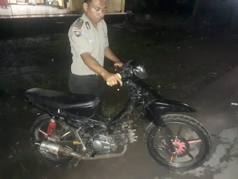 Polisi mengamankan sebuah Yamaha Jupiter yang menggunakan knalpot racing, dan pengendaranya ugal-ugalan di Jalan Eltari Maumere, Rabu (23/1)