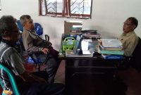 Site Manager PT Telaga Pasir Kuta Hari Hantoro (paling kiri) mengeluhkan persoalan ketenagakerjaan kepada Kepala Bidang Ketenagakerjaan Dinas Nakertrans Sikka, Selasa (27/1)