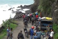 Gelombang pasang setinggi 6 meter, menghempaskan badan jalan di Desa Ndondo Kecamatan Maurole Kabupaten Ende, Rabu (23/1)
