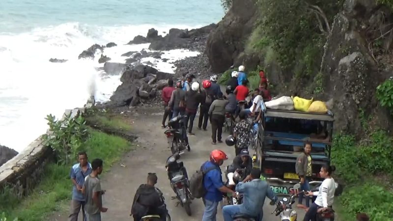 Gelombang pasang setinggi 6 meter, menghempaskan badan jalan di Desa Ndondo Kecamatan Maurole Kabupaten Ende, Rabu (23/1)