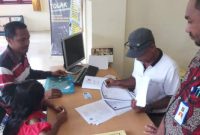 Petugas sedang melayani pengurusan paspor pada hari libur, Sabtu (19/1) di Kantor Imigrasi Maumere
