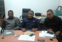 Ketua DPRD Sikka Gorgonus Nago Bapa (tengah) didampingi Wakil-Wakil Ketua DPRD Sikka memberikan keterangan pers kepada wartawan, Senin (31/12)