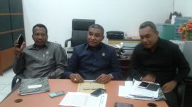 Ketua DPRD Sikka Gorgonus Nago Bapa (tengah) didampingi Wakil-Wakil Ketua DPRD Sikka memberikan keterangan pers kepada wartawan, Senin (31/12)