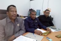 Pimpinan DPRD Sikka memberikan keterangan pers kepada wartawan, Senin (31/12) di ruang kerja Ketua DPRD Sikka