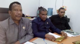 Pimpinan DPRD Sikka memberikan keterangan pers kepada wartawan, Senin (31/12) di ruang kerja Ketua DPRD Sikka