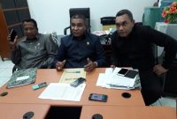 Pimpinan DPRD Sikka memberikan keterangan pers di ruang kerja Ketua DPRD Sikka, Senin (31/12)