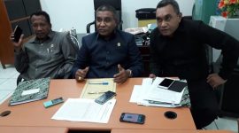 Pimpinan DPRD Sikka memberikan keterangan pers di ruang kerja Ketua DPRD Sikka, Senin (31/12)