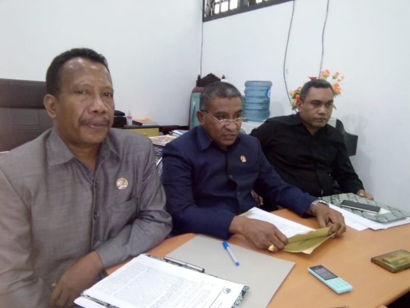 Pimpinan DPRD Sikka memberikan keterangan pers kepada wartawan, Senin (31/12) di ruang kerja Ketua DPRD Sikka