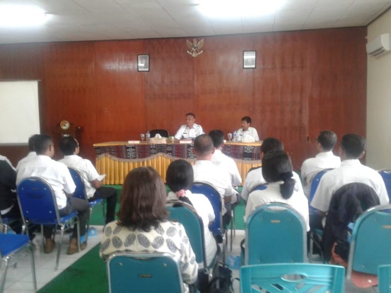 Bupati Sikka Fransiskus Roberto Diogo bertatap muka dengan anggota Pokja pengadaan barang dan jasa tahun anggaran 2019 di Kantor Bupati Sikka, Rabu (23/1)