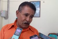 Ketua Forum Masyarakat Peduli Desa Koting B Robertus Donatus memberikan keterangan kepada wartawan di Kantor Bupati Sikka, Senin (14/1)