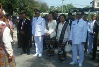 Bupati dan Wakil Bupati Sikka Fransiskus Roberto Diogo dan Romanus Woga didampingi istri saat pertama kali diterima di DPRD Sikka
