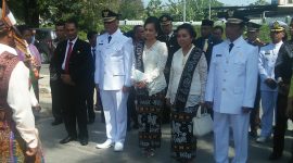 Bupati dan Wakil Bupati Sikka Fransiskus Roberto Diogo dan Romanus Woga didampingi istri saat pertama kali diterima di DPRD Sikka