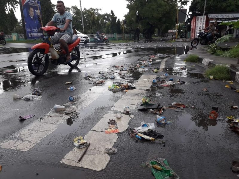 Sampah berserakan di ruas Jalan Nong Meak Kelurahan Kabor Maumere Kabupaten Sikka, Selasa (1/1), akibat hujan deras selama dua hari terakhir