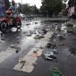 Sampah berserakan di ruas Jalan Nong Meak Kelurahan Kabor Maumere Kabupaten Sikka, Selasa (1/1), akibat hujan deras selama dua hari terakhir