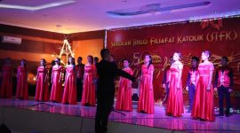 Salah satu penampilan pada Konser Natal STFK Ledalero di Gedung SCC Maumere, Sabtu (12/1)