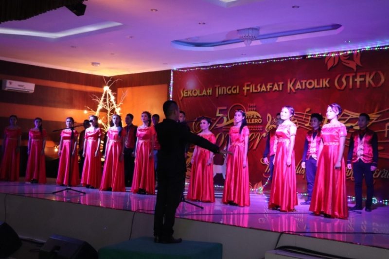 Salah satu penampilan pada Konser Natal STFK Ledalero di Gedung SCC Maumere, Sabtu (12/1)