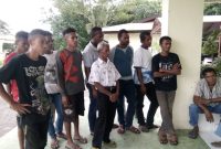 Warga masyarakat Desa Wolonwalu sedang berada di Kantor Bupati Sikka, Senin (28/1)