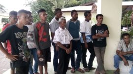 Warga masyarakat Desa Wolonwalu sedang berada di Kantor Bupati Sikka, Senin (28/1)