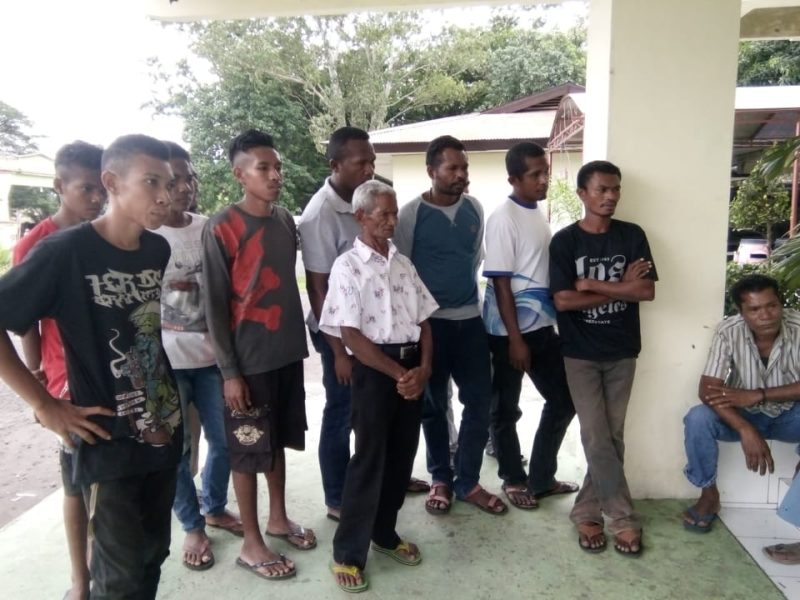 Warga masyarakat Desa Wolonwalu sedang berada di Kantor Bupati Sikka, Senin (28/1)