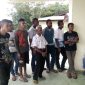 Warga masyarakat Desa Wolonwalu sedang berada di Kantor Bupati Sikka, Senin (28/1)