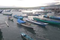 Ratusan kapal motor nelayan parkir di Pelabuhan Rakyat Wuring di Maumere