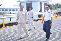 Manager Operasi dan Umum PT Windu Karsa Jakarta Togar Napitupulu meninjau dermaga di Pelabuhan Laurensius Say Maumere, Rabu (27/2)