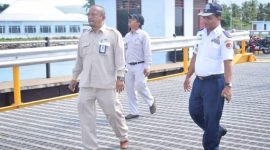 Manager Operasi dan Umum PT Windu Karsa Jakarta Togar Napitupulu meninjau dermaga di Pelabuhan Laurensius Say Maumere, Rabu (27/2)