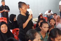 Fransiska, warga Kelurahan Nangalimang Kecamatan Alok Kabupaten Sikka sedang bertanya kepada Calon Wakil Presiden Sandiaga Uno di Rumah Juang Partai Gerindra, Senin (25/2)