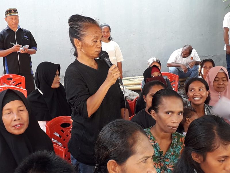 Fransiska, warga Kelurahan Nangalimang Kecamatan Alok Kabupaten Sikka sedang bertanya kepada Calon Wakil Presiden Sandiaga Uno di Rumah Juang Partai Gerindra, Senin (25/2)