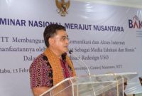 Anggota DPR RI Andreas Hugo Pareira berbicara pada Seminar Nasional Merajut Nusantara di Gedung Sikka Convention Center Maumere, Rabu (13/2)