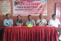 Pater Eman Embu (kedua dari kiri) bersama narasumber lain pada diskusi Hari Pers Nasional di Kopi Mane Maumere, Sabtu (9/2)