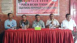 Pater Eman Embu (kedua dari kiri) bersama narasumber lain pada diskusi Hari Pers Nasional di Kopi Mane Maumere, Sabtu (9/2)