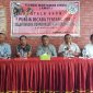 Pater Eman Embu (kedua dari kiri) bersama narasumber lain pada diskusi Hari Pers Nasional di Kopi Mane Maumere, Sabtu (9/2)