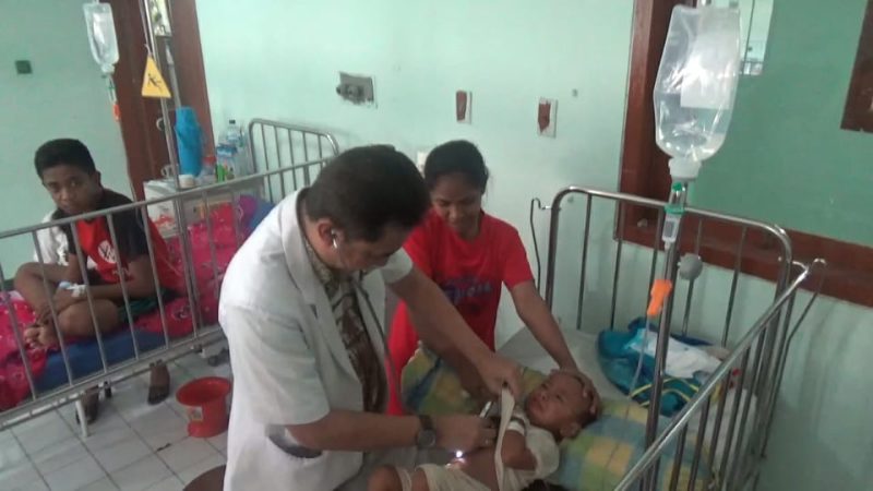 Mario Nara, dokter spesialis anak di RSUD TC Hillers Maumere sedang memeriksa seorang anak yang terkena kasus demam berdarah dengue