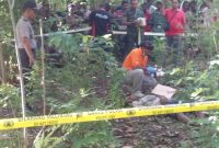 Tim Identifikasi Polres Sikka sedang melakukan olah tempat kejadian gantung diri di Desa Hoder Kecamatan Waigete, Selasa (19/2)