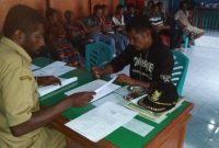 Januarius Joni pemilik lahan tanah longsor sedang menandatangani surat pernyataan damai dan surat kesepakatan bersama di depan Kepala Desa Hale Albertus Ruben, Jumat (1/2) di Kantor Desa Hale