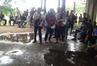 Aksi Gerakan Masyarakat Nian Tana (Granat) di Kantor Desa Hoder Kecamatan Waigete, Senin (11/2)