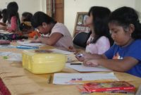 Anak-anak yang tergabung dalam kelompok belajar Komunitas Huruf Kecil sedang belajar menggambar di Aula Kantor Imigrasi Maumere, Sabtu (2/2)