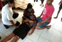 Para pelajar SMPK Supra Talibura di Kabupaten Sikka, Rabu (27/2), mengalami kerasukan massal