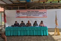 Komisoner KPU Sikka pada Rapat Pleno Penetapan Daftar Pemilih Tambahan di halaman Kantor KPU Sikka, Minggu (17/2)