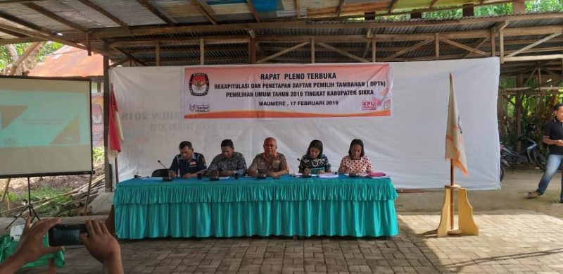 Komisoner KPU Sikka pada Rapat Pleno Penetapan Daftar Pemilih Tambahan di halaman Kantor KPU Sikka, Minggu (17/2)