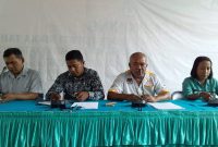 Komisioner KPU Sikka saat pertemuan koordinasi dengan wartawan yang bertugas di Maumere Kabupaten Sikka, Senin (18/2)