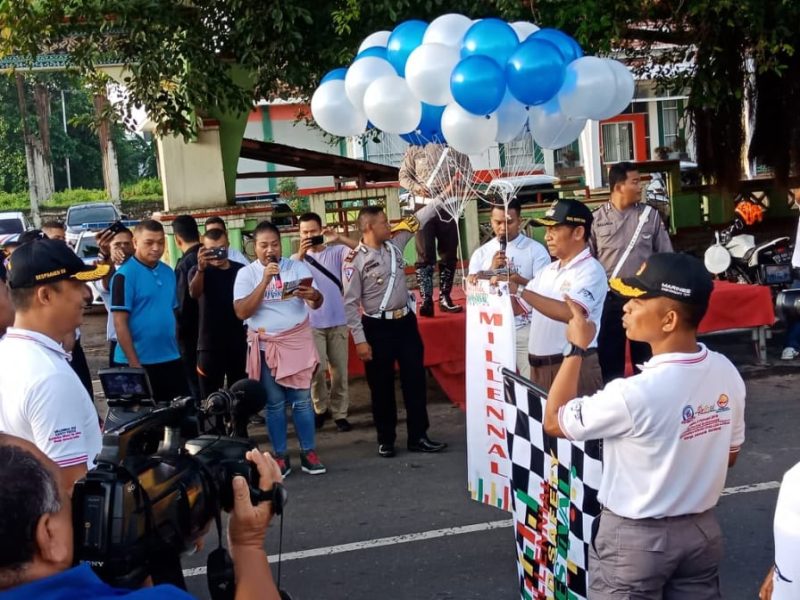 Wakil Bupati Sikka Romanus Woga melepas balon pada pembukaan kegiatan Milennial Road Safety Festival di Jalan Ahmad Yani Maumere, Sabtu (2/2)