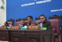 Pimpinan DPRD Sikka mendengarkan keterangan Bupati Sikka terkait tiga buah Ranperda yang diajukan pemerintah setempat, Kamis (14/2)