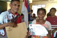 Elisabeth Eri menunjukkan sertifikat Program Indonesia Pintar yang diserahkan Anggota DPR RI Andreas Hugo Pareira, Sabtu (23/2), di Aula SMAN 2 Maumere