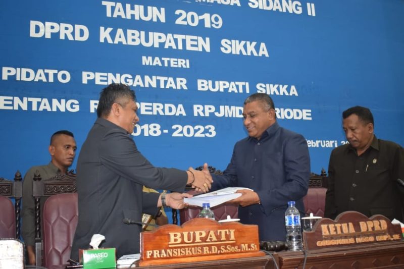 Bupati Sikka Fransiskus Roberto Diogo menyerahkan dokumen RPJMD Sikka kepada Ketua DPRD Sikk Gorgoius Nago Bapa, Senin (11/2)