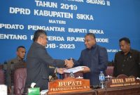 Bupati Sikka Fransiskus Roberto Diogo menyerahan tiga buah rancangan peraturan daerah kepada Ketua DPRD Sikka Gorgonius Nago Bapa untuk dibahas bersama-sama, Senin (11/2)