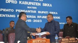 Bupati Sikka Fransiskus Roberto Diogo menyerahan tiga buah rancangan peraturan daerah kepada Ketua DPRD Sikka Gorgonius Nago Bapa untuk dibahas bersama-sama, Senin (11/2)